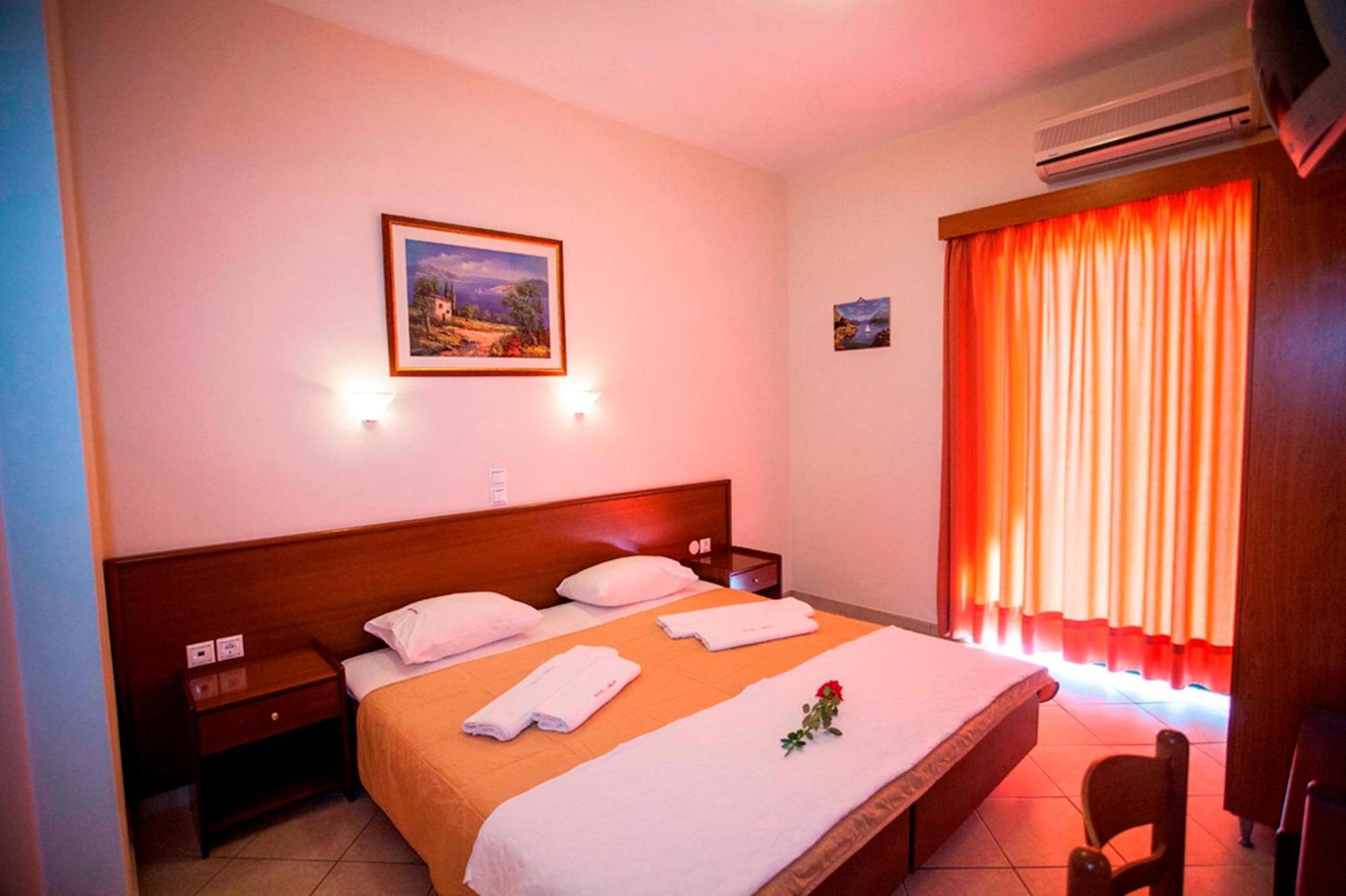 Hotel Loukas Vrachos ปาราเลีย วราชู ภายนอก รูปภาพ